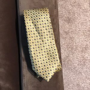 This is a yellow and grey diamond Eagle Tie